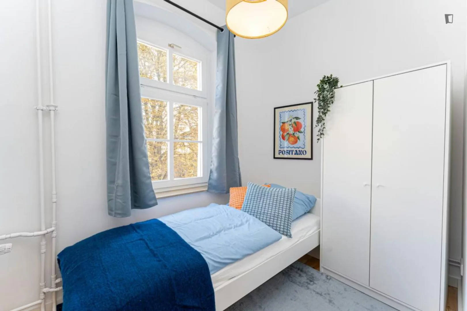 Habitación asequible para estudiantes con buena iluminación en