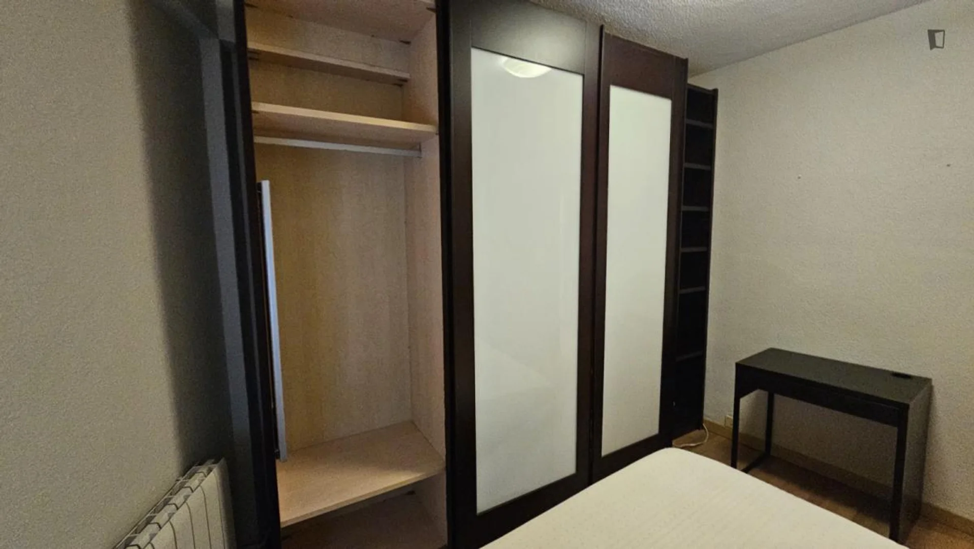 Stanza economica per studenti con ampia illuminazione in 
