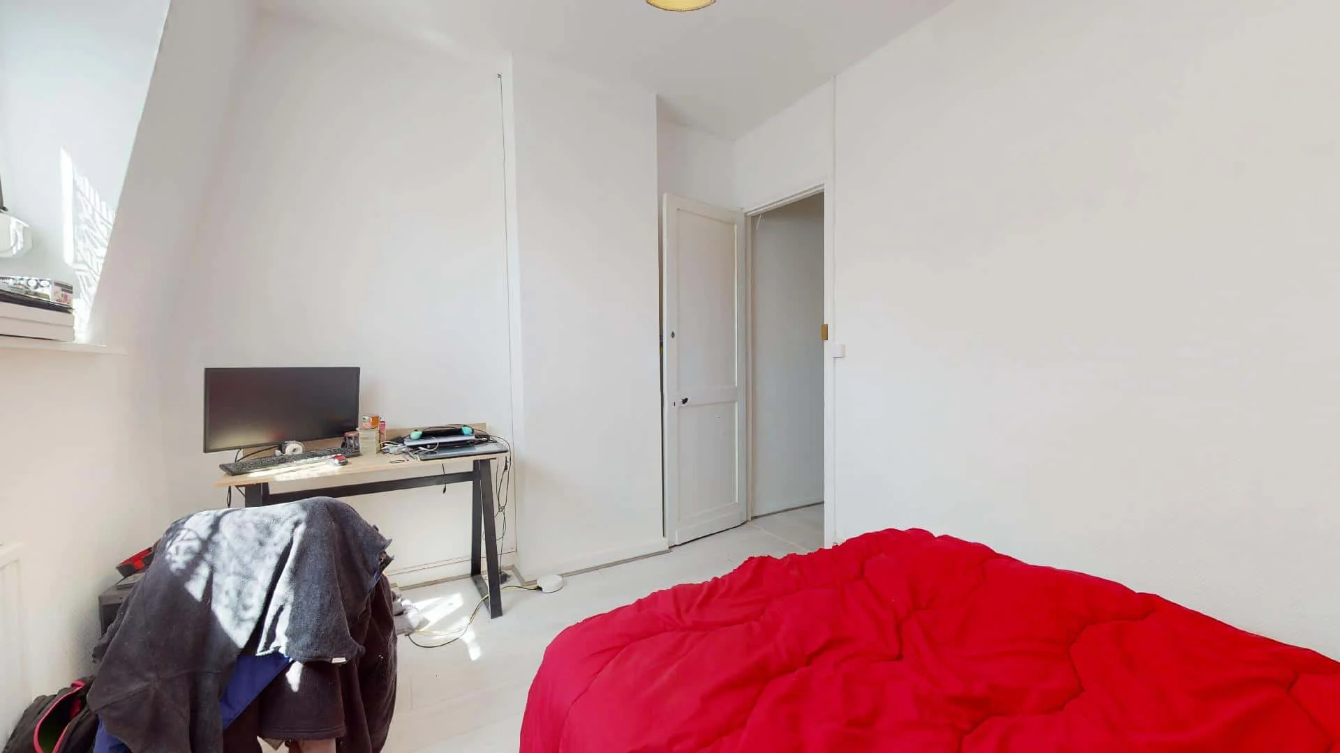 Quarto de estudante em  com área de estudo e instalações partilhadas