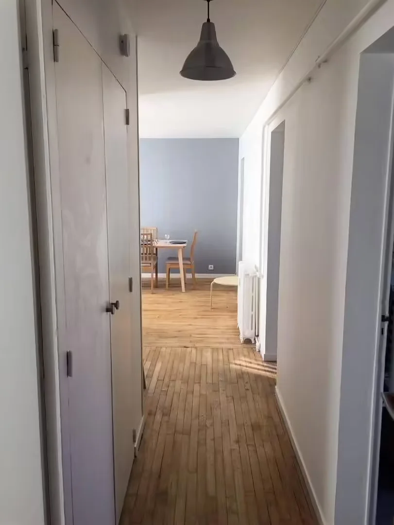 Quarto de estudante em  com área de estudo e instalações partilhadas