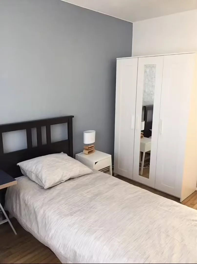 Quarto acessível para estudantes com iluminação ampla em 