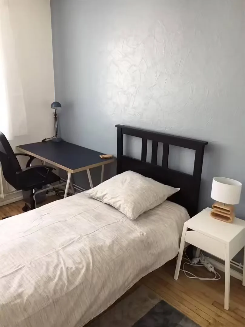 Quarto de estudante em  com área de estudo e instalações partilhadas