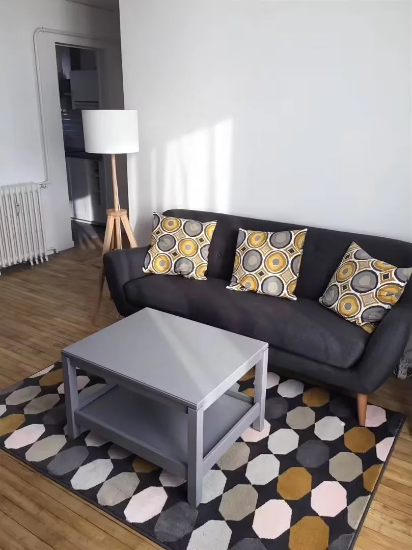 Quarto de estudante em  com área de estudo e instalações partilhadas