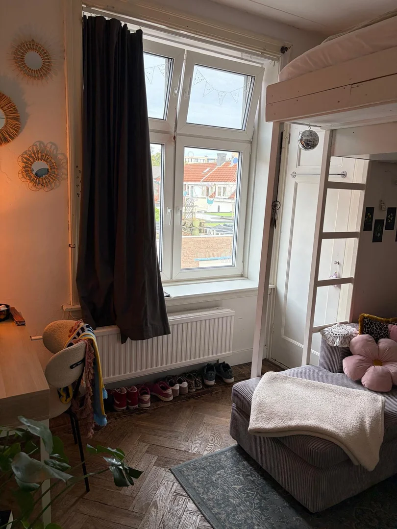 Habitación acogedora para estudiantes disponible en 