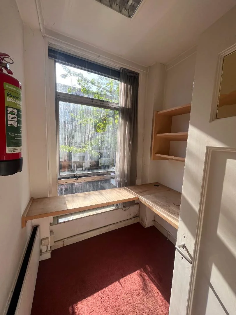 Habitación estudiantil funcional perfecta para estudiar en 