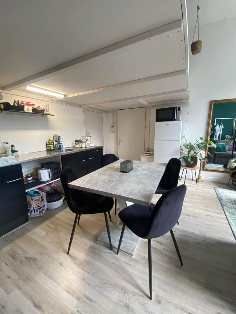 Habitación asequible para estudiantes con buena iluminación en 