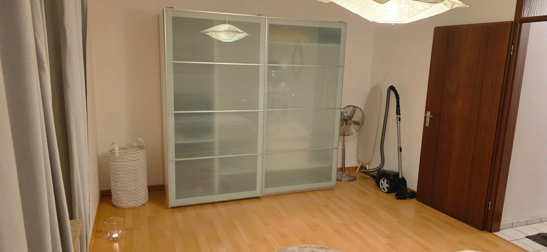 Habitación estudiantil funcional perfecta para estudiar en