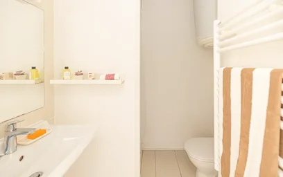 Quarto privado em residência em 80 Avenue du Docteur Albert Schweitzer, imagem 4 de 16