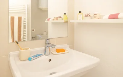Quarto privado em residência em 80 Avenue du Docteur Albert Schweitzer, imagem 5 de 16