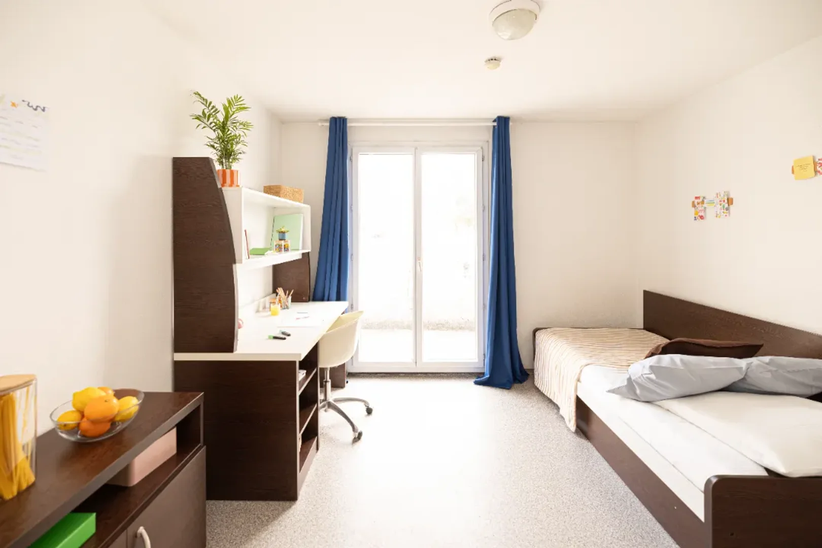 Quarto acessível para estudantes com iluminação ampla em