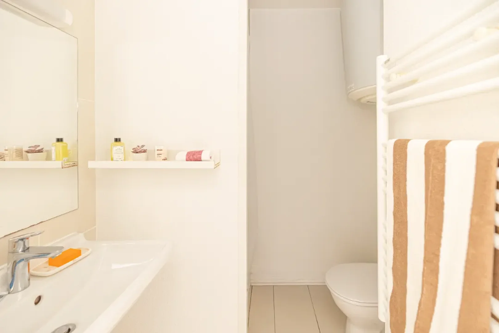 Quarto de estudante económico com localização conveniente em