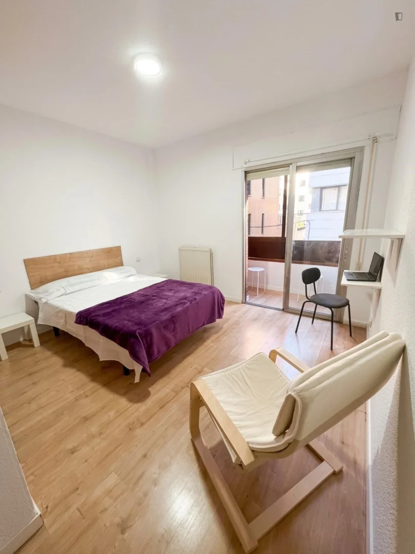 Bright and airy student room with easy university access in 