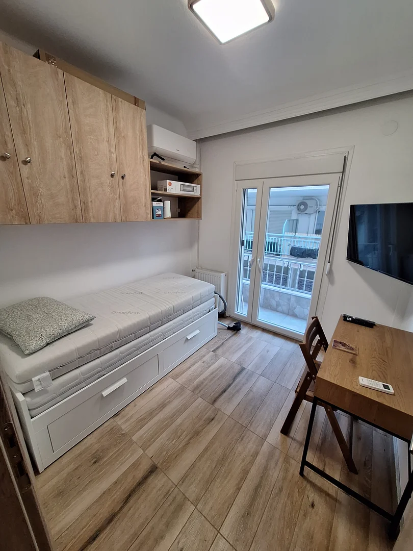Chambre d'étudiant à  avec espace d'étude et installations communes