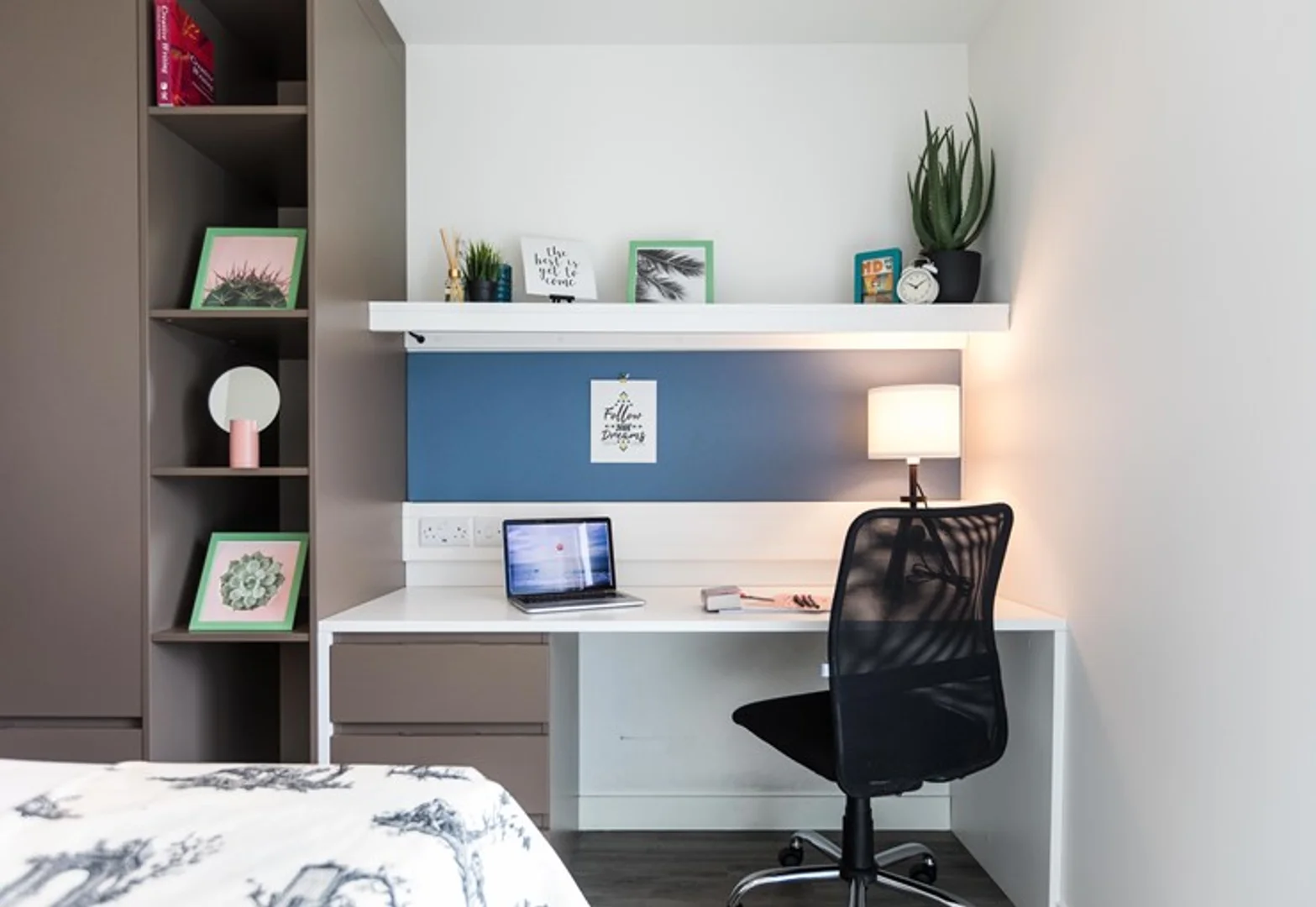 Habitación estudiantil funcional perfecta para estudiar en 