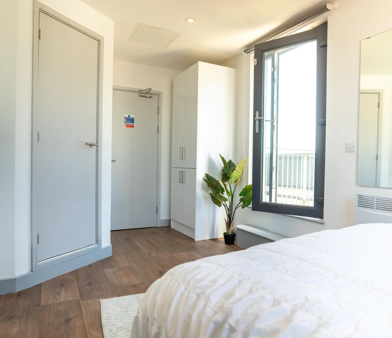 Chic studio apartment near campus in 