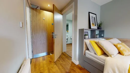 Chambre privée à 75 St Georges Cl, Sheffield S3 7EA, United Kingdom, image 1 de 10