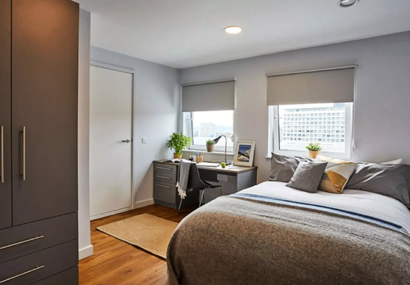Chambre d'étudiant à  avec espace d'étude et installations communes