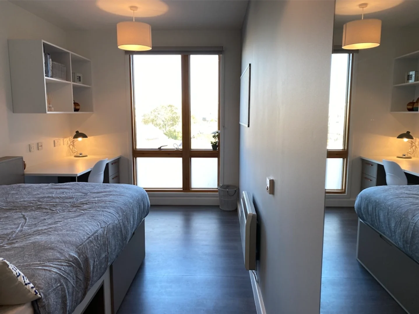 Habitación estudiantil funcional perfecta para estudiar en 
