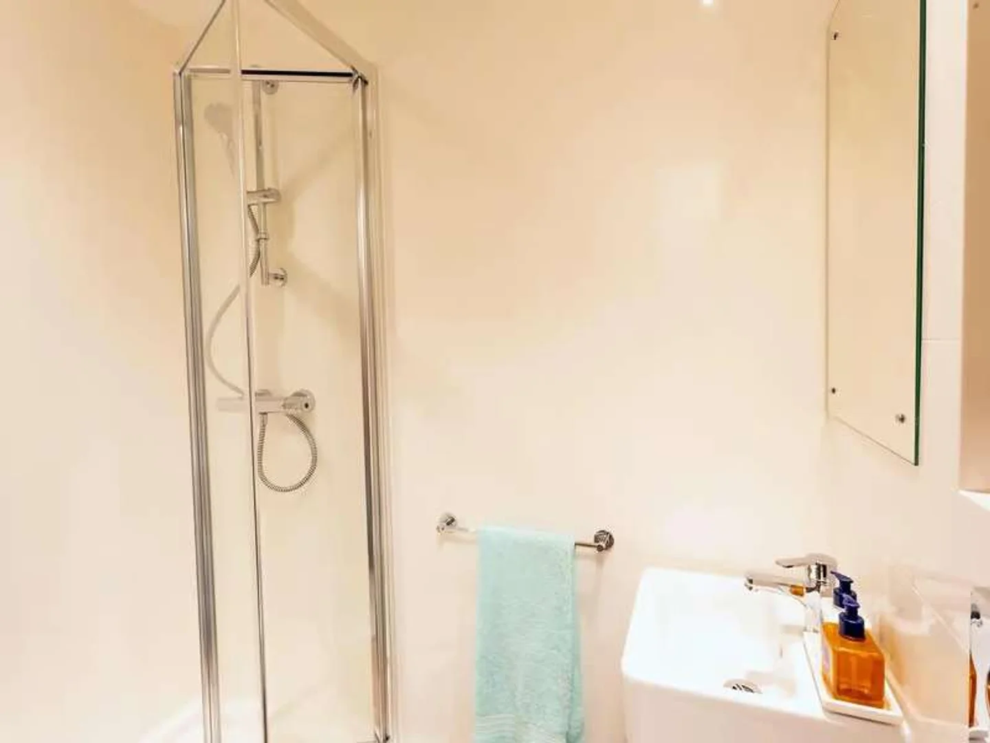 Habitación asequible para estudiantes con buena iluminación en 
