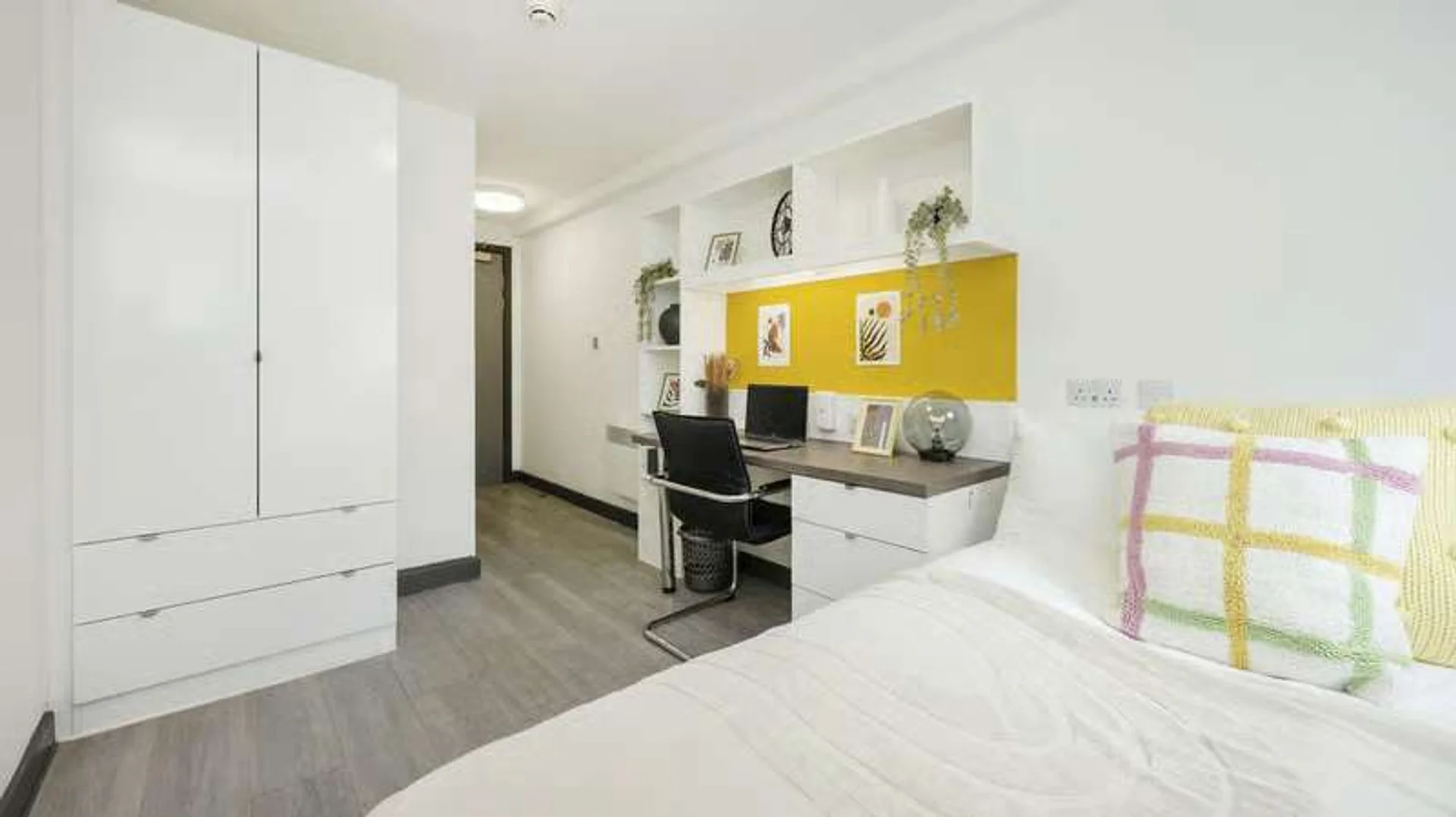 Habitación estudiantil amplia y cómoda en 