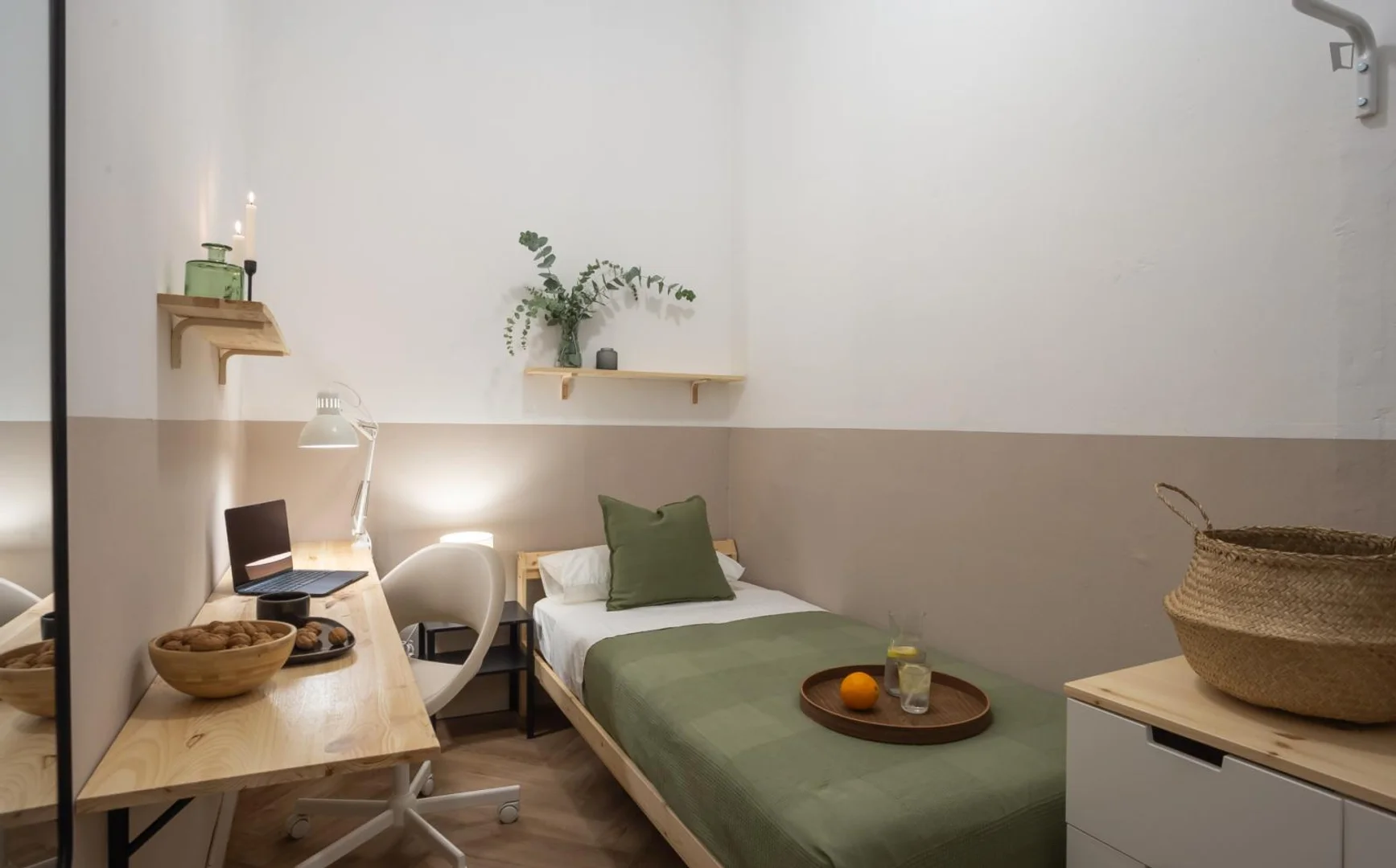 Quarto acessível para estudantes com iluminação ampla em