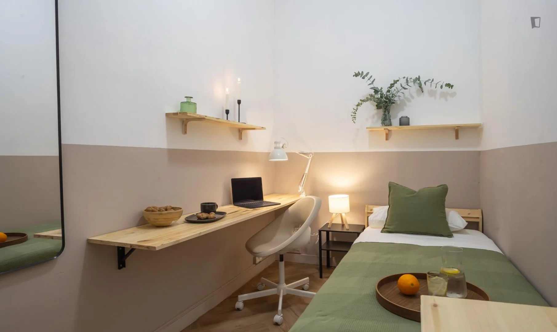 Quarto de estudante luminoso e arejado com acesso fácil à universidade em
