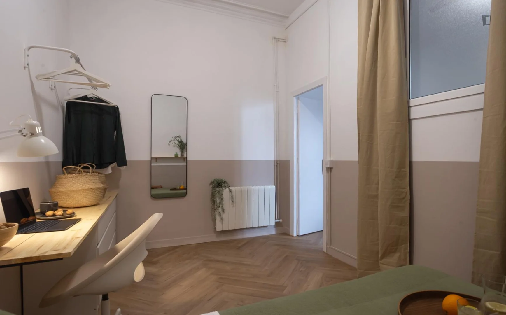 Quarto de estudante em  com área de estudo e instalações partilhadas