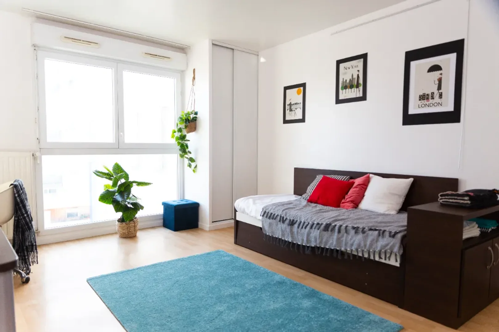 Studentenzimmer in  mit Arbeitsbereich und Gemeinschaftseinrichtungen