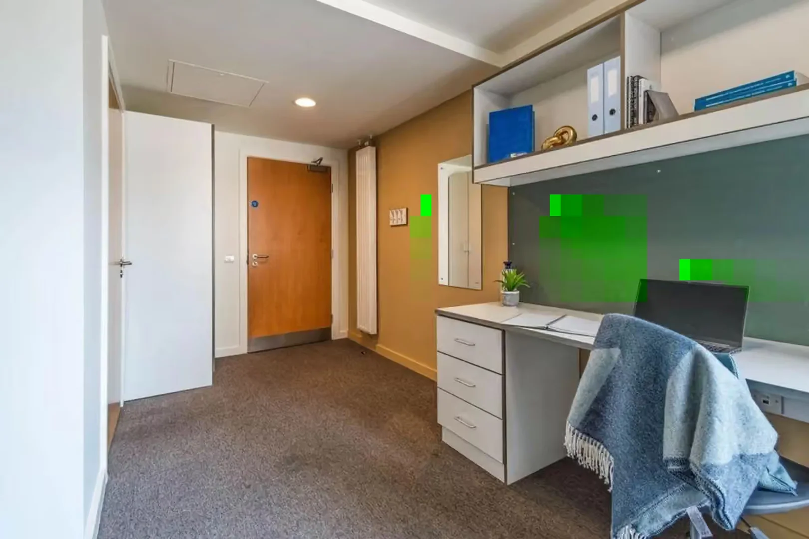 Habitación estudiantil funcional perfecta para estudiar en