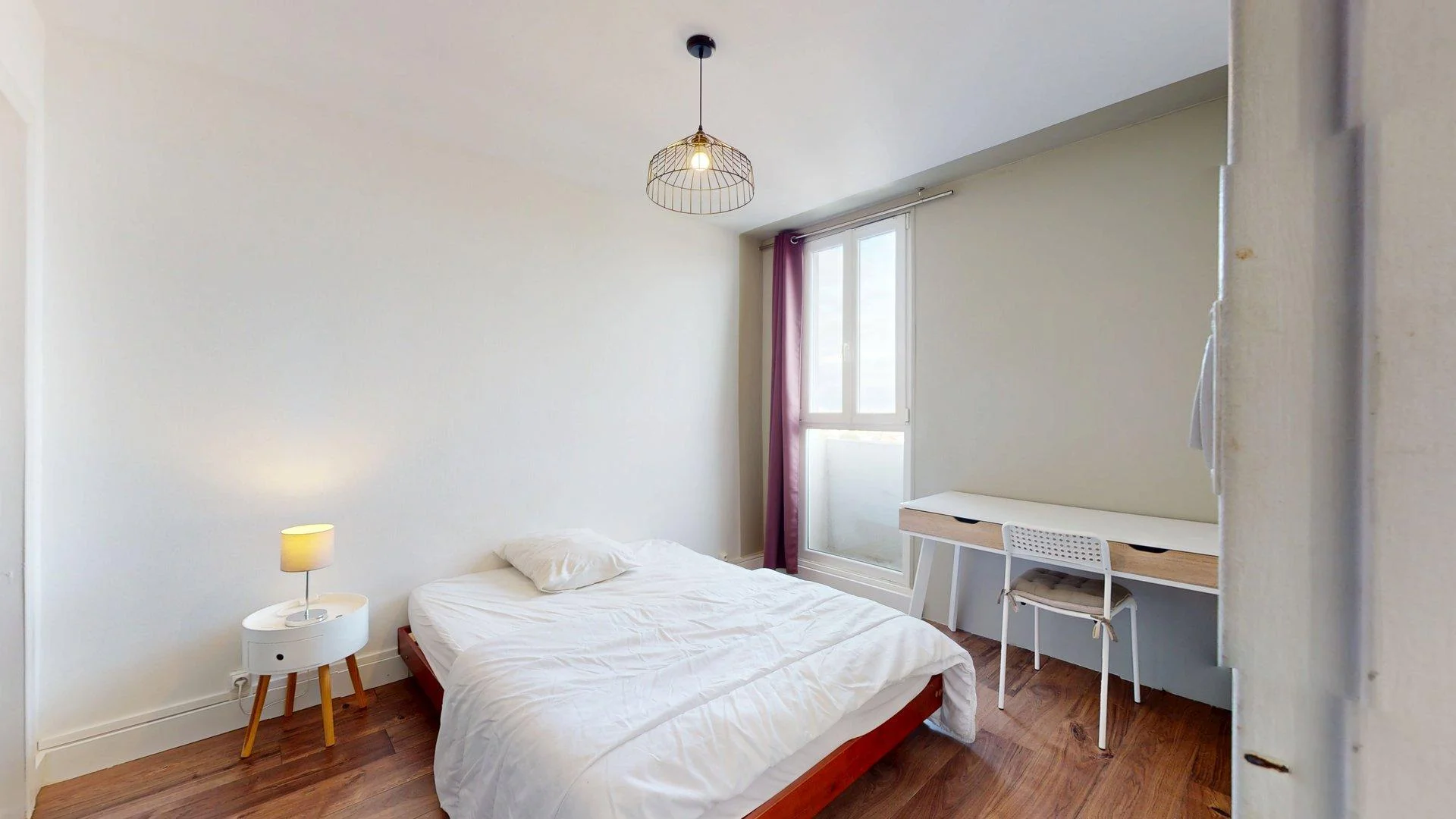 Quarto de estudante confortável e espaçoso em 