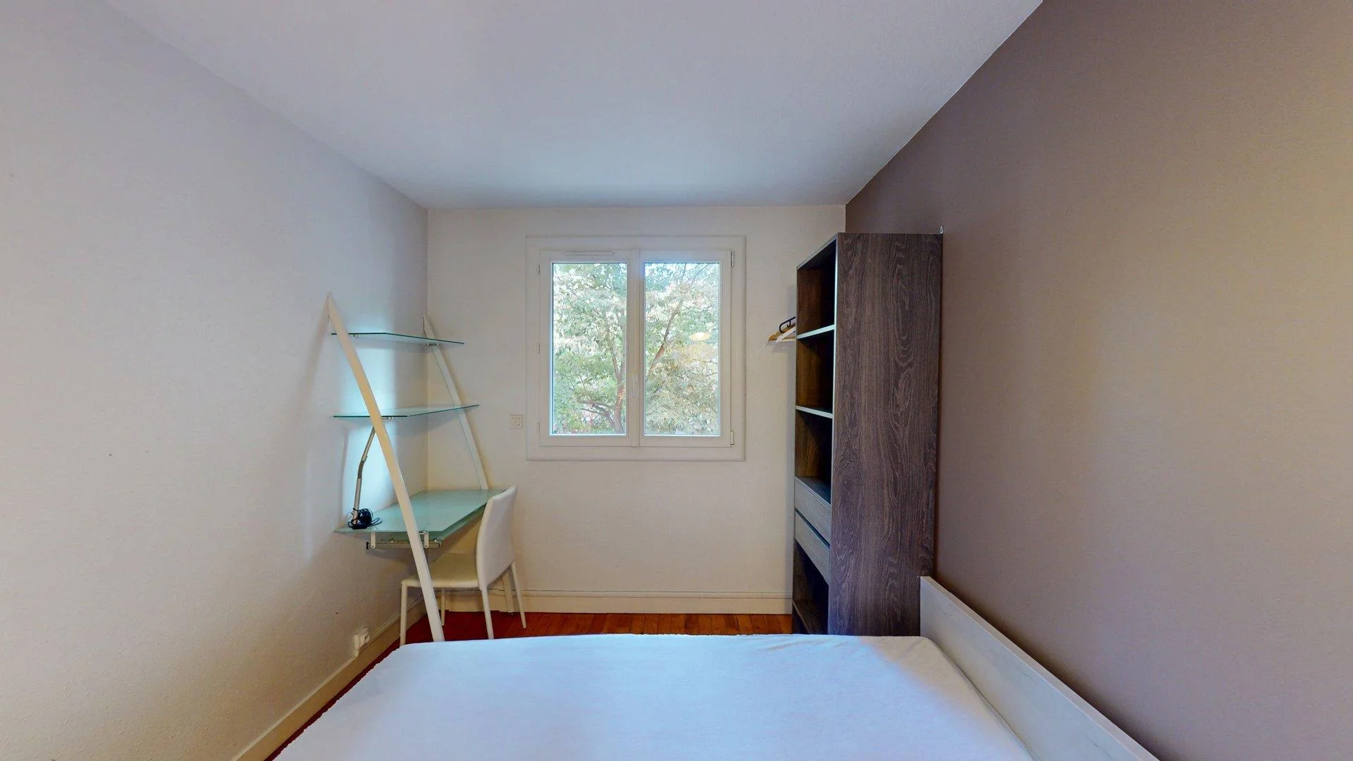 Quarto de estudante confortável e espaçoso em