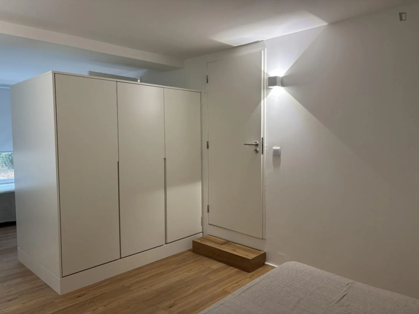 Quarto de estudante em com área de estudo e instalações partilhadas