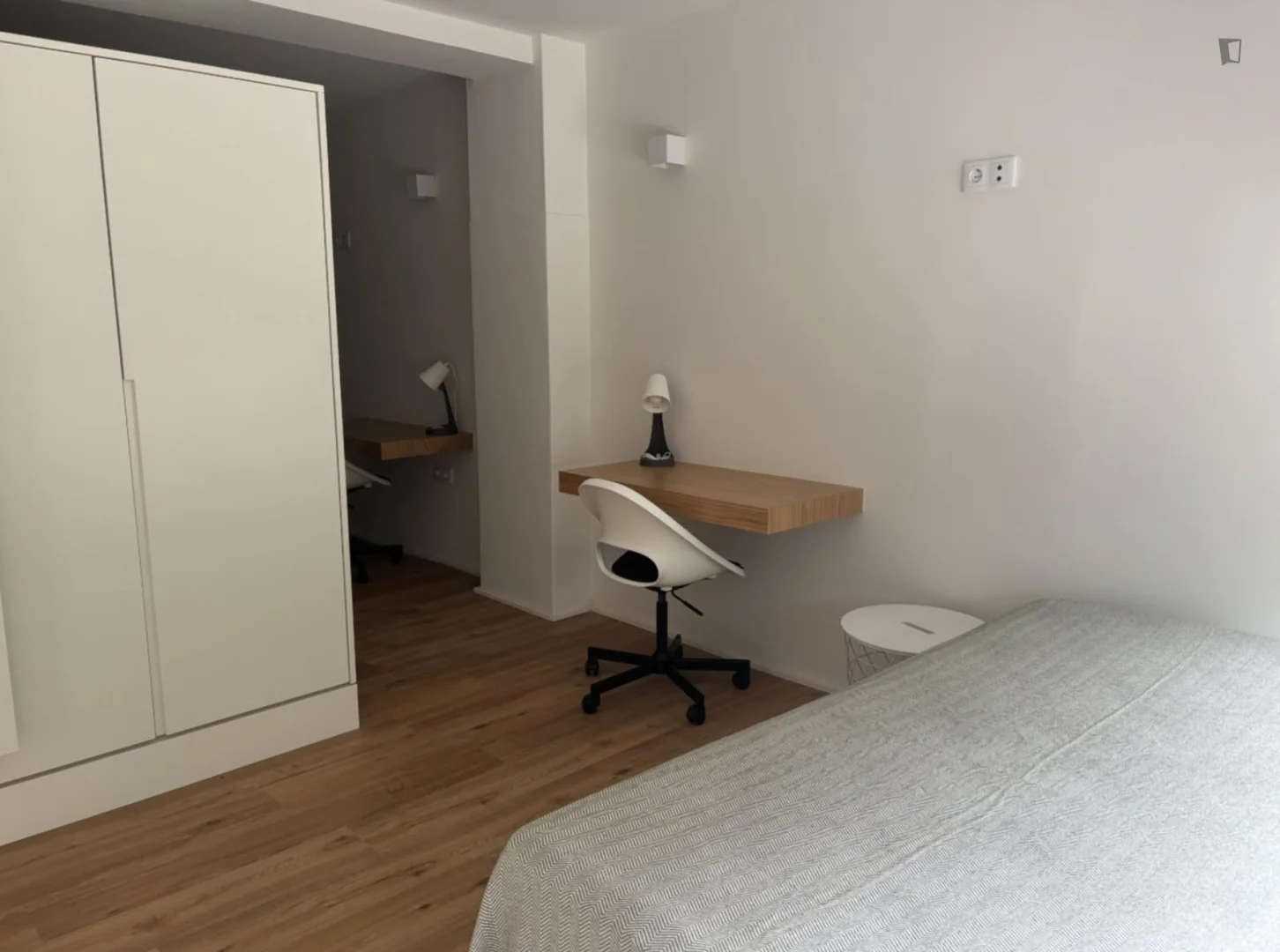 Quarto de estudante confortável e espaçoso em