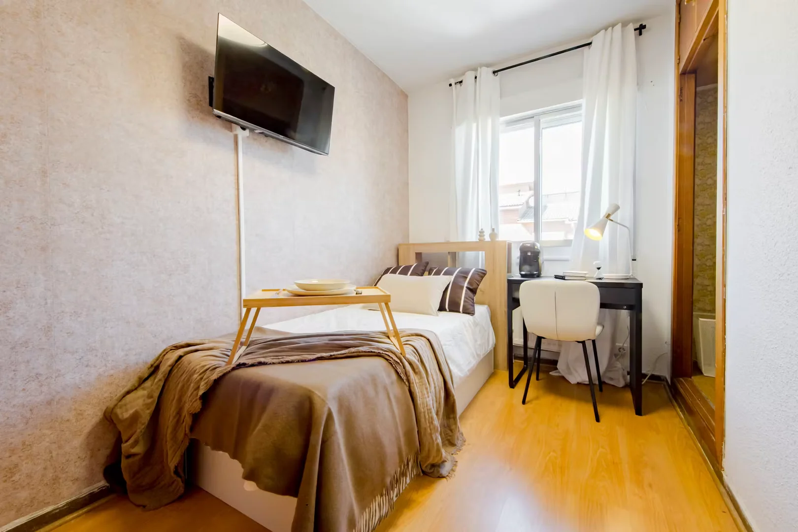 Cozy room for students available in 