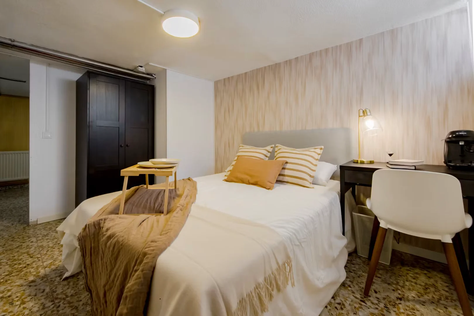 Student-friendly room in  with modern amenities