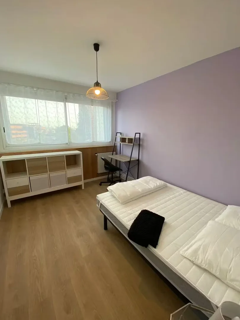 Bezahlbares Zimmer für Studenten mit ausreichender Beleuchtung in