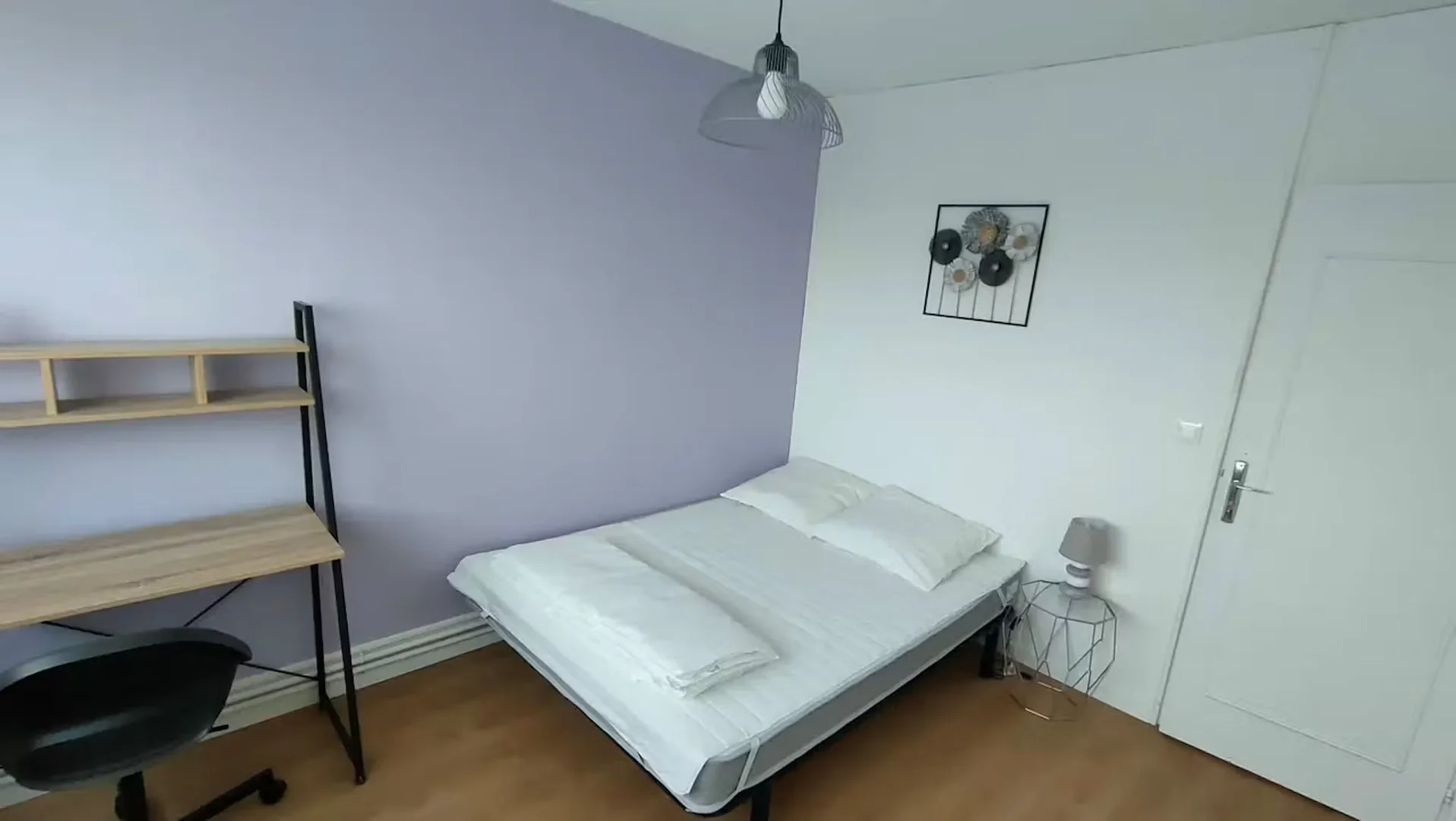 Bezahlbares Zimmer für Studenten mit ausreichender Beleuchtung in