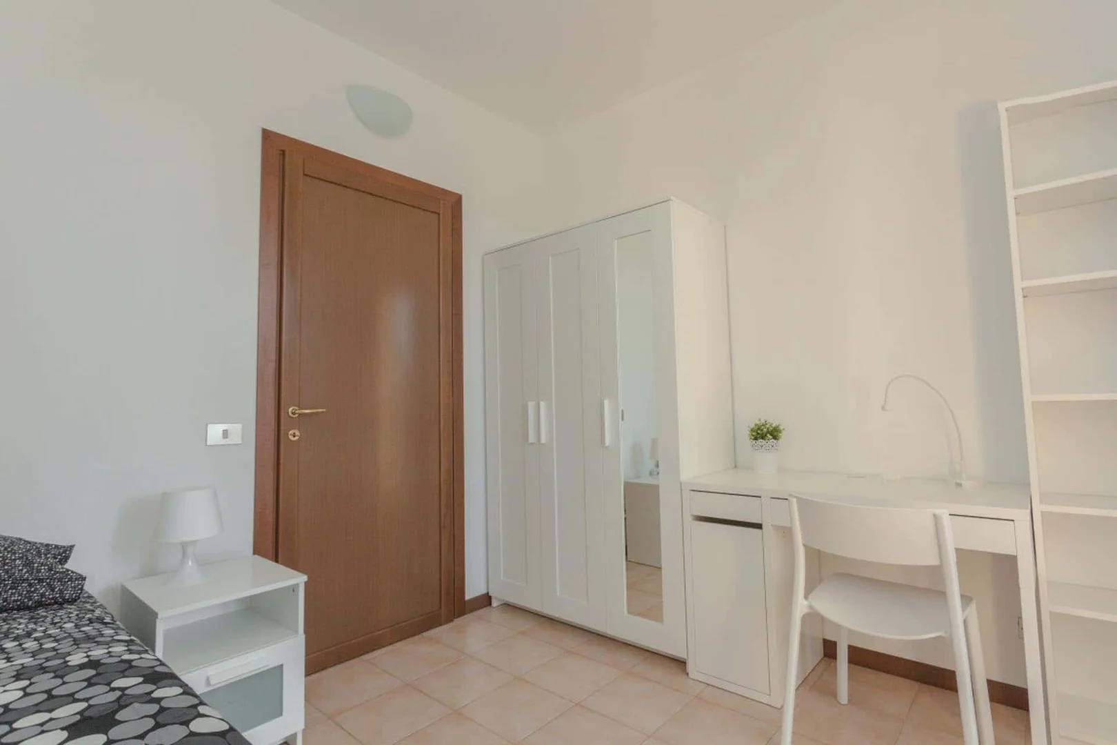 Habitación estudiantil amplia y cómoda en 