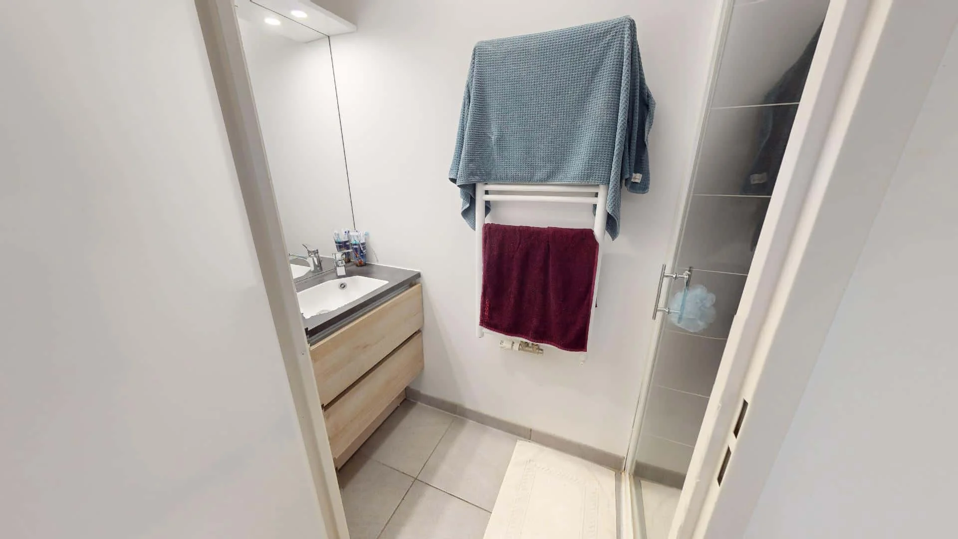 Room for rent in student apartment in , fully furnished