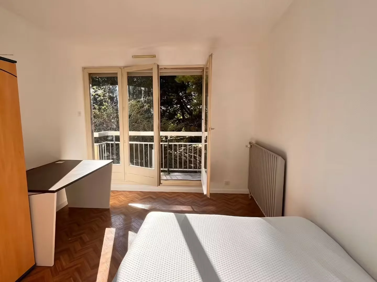 Quarto de estudante em  com área de estudo e instalações partilhadas