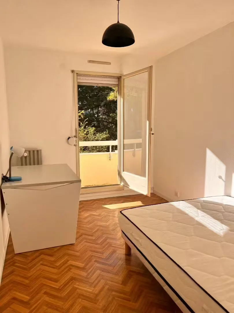 Quarto acessível para estudantes com iluminação ampla em 