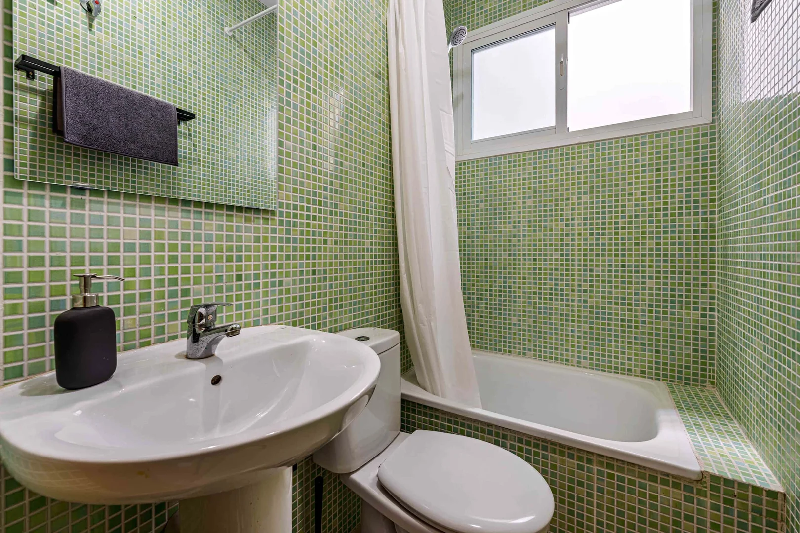 Quarto acessível para estudantes com iluminação ampla em 