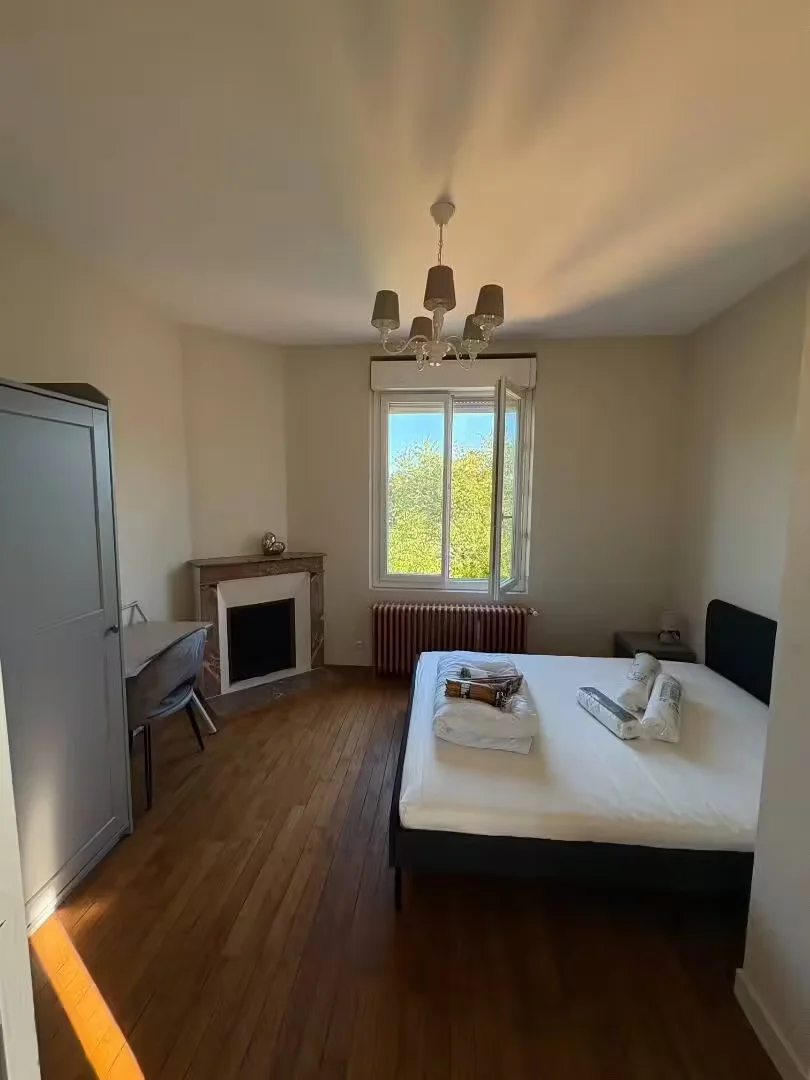Affordable room for students with ample lighting in 