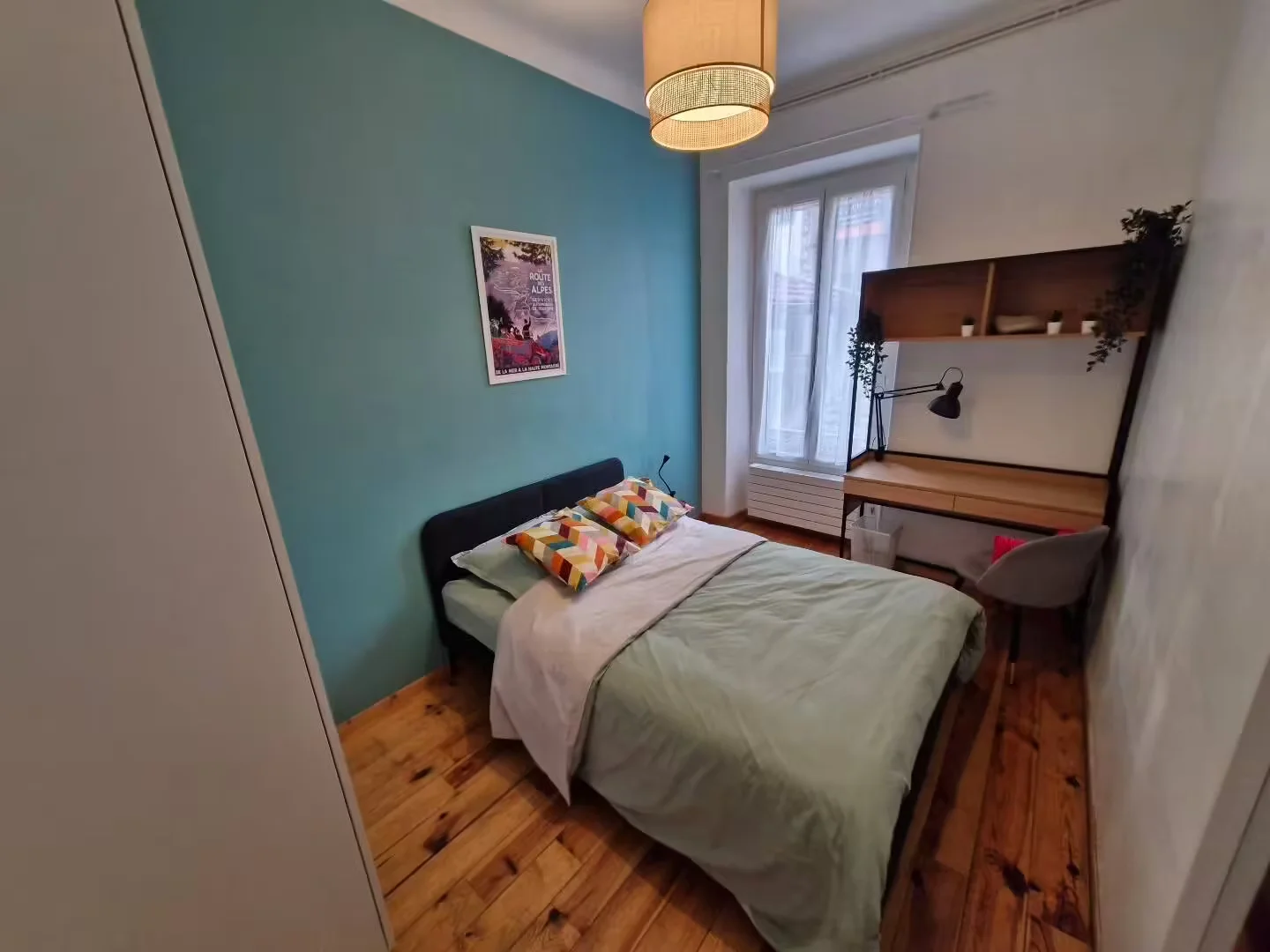 Bright and airy student room with easy university access in 