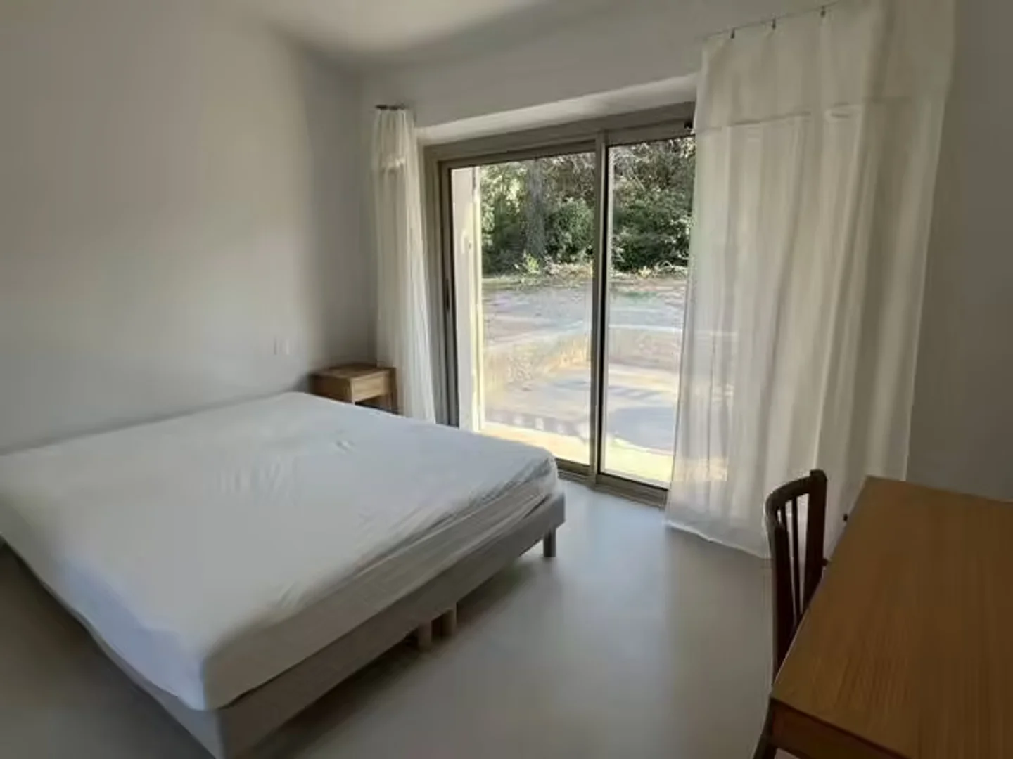 Chambre abordable pour les étudiants avec un bon éclairage dans 