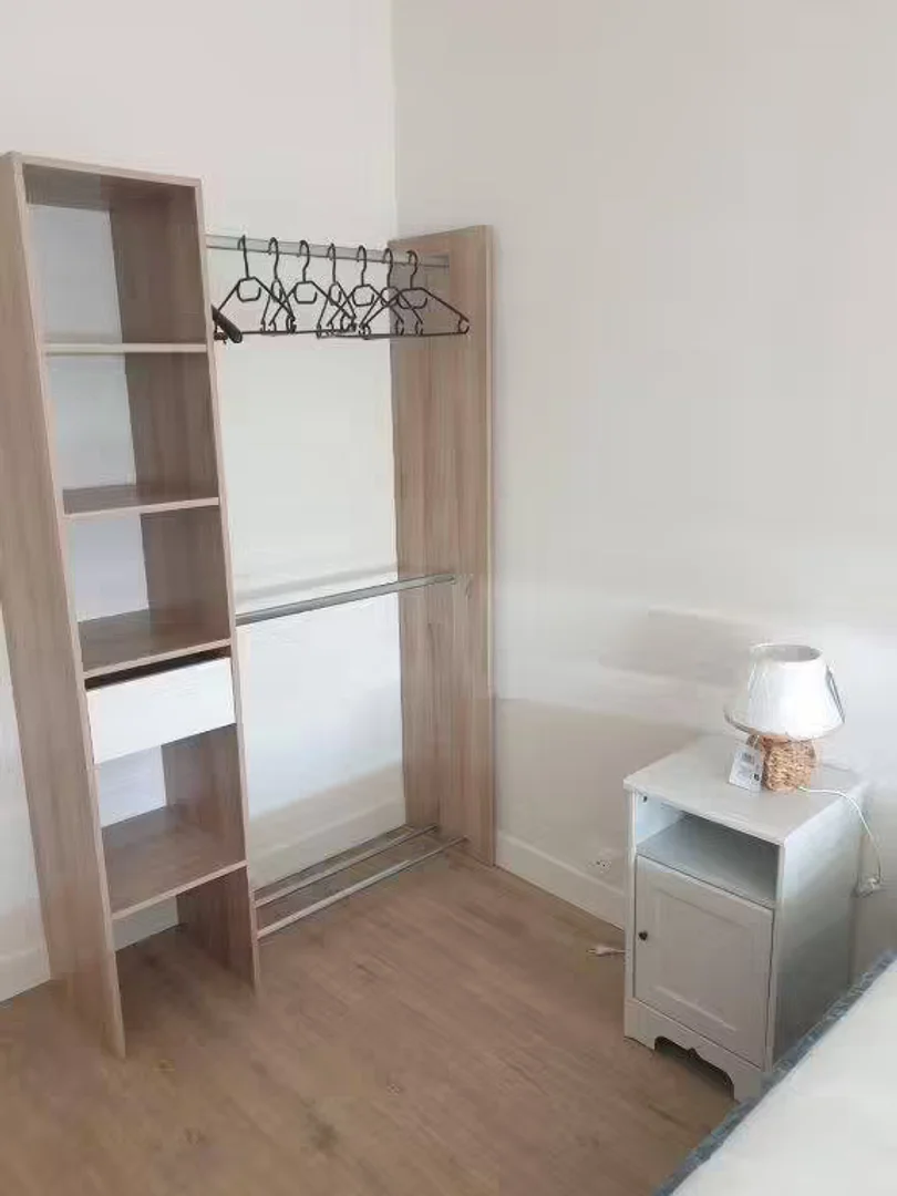  bölgesinde uygun konuma sahip ekonomik öğrenci odası