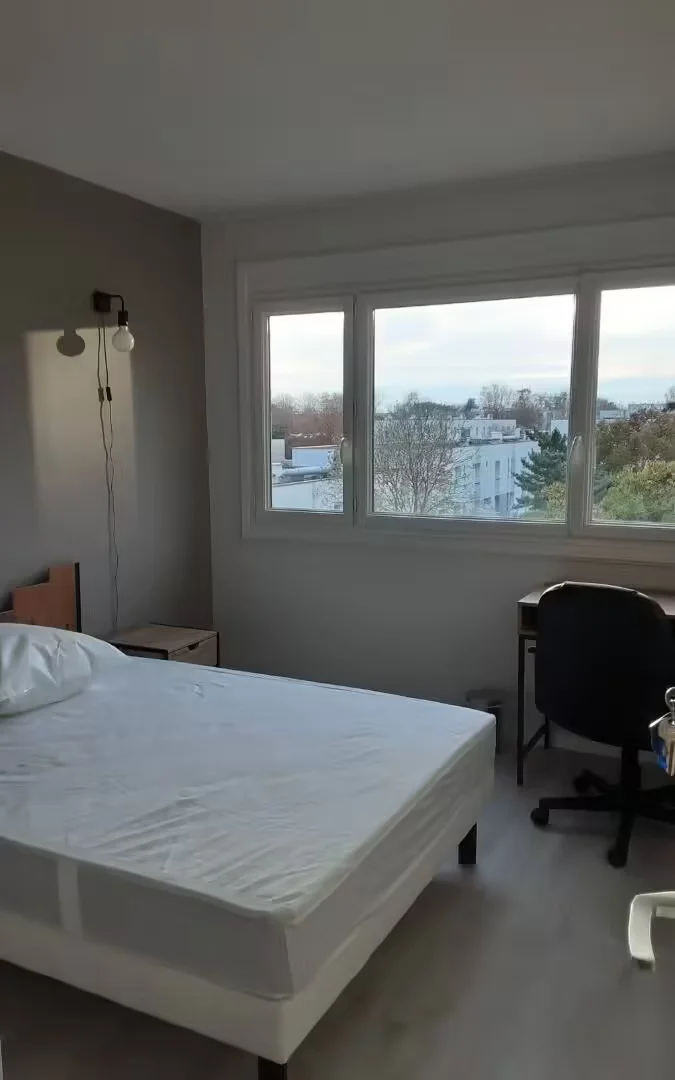 Comfortable and spacious student room in 