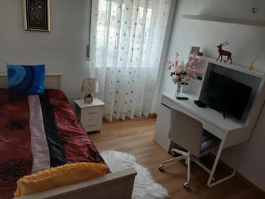 Quarto iluminado em {area}