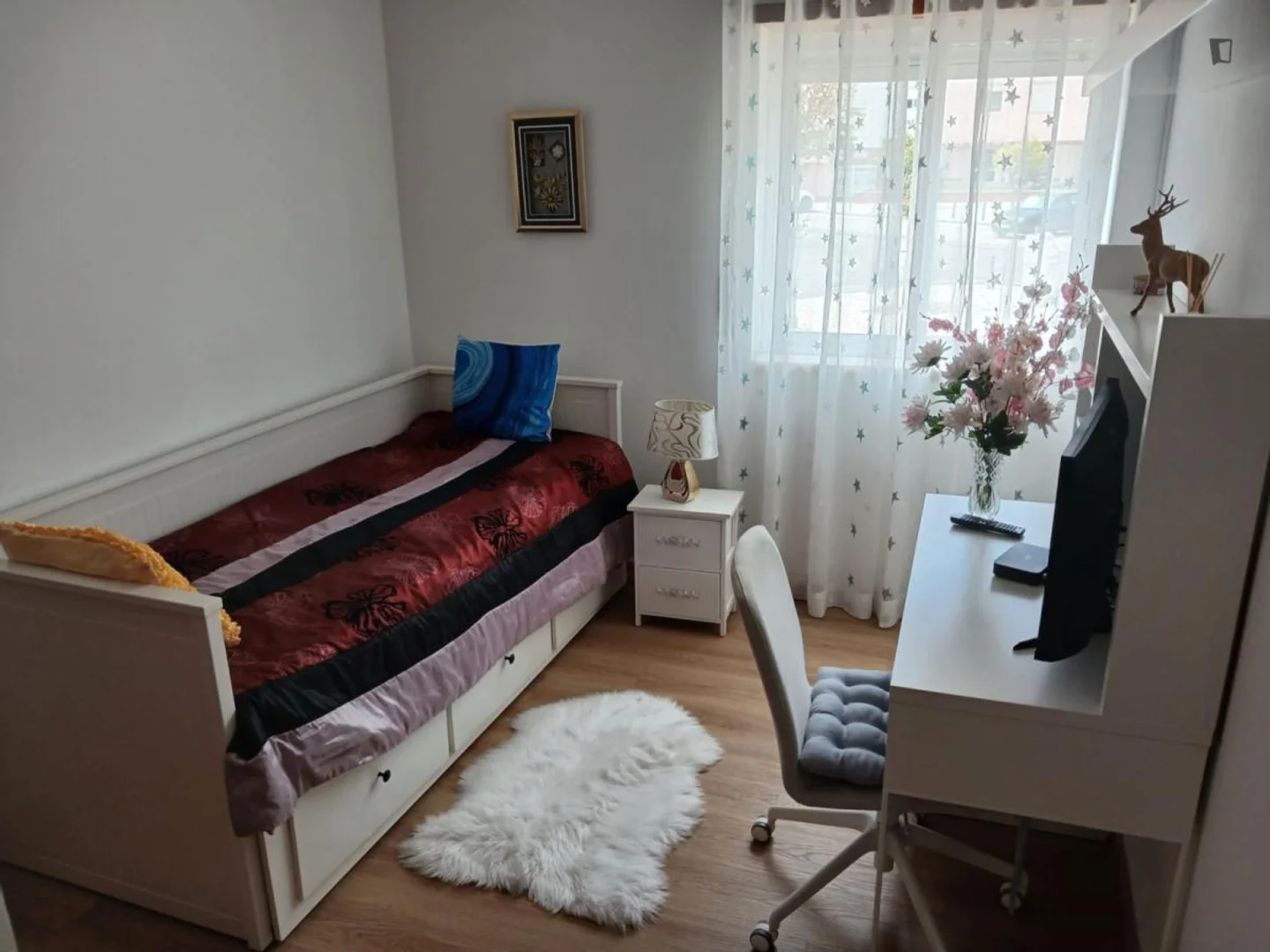 Quarto acessível para estudantes com iluminação ampla em 