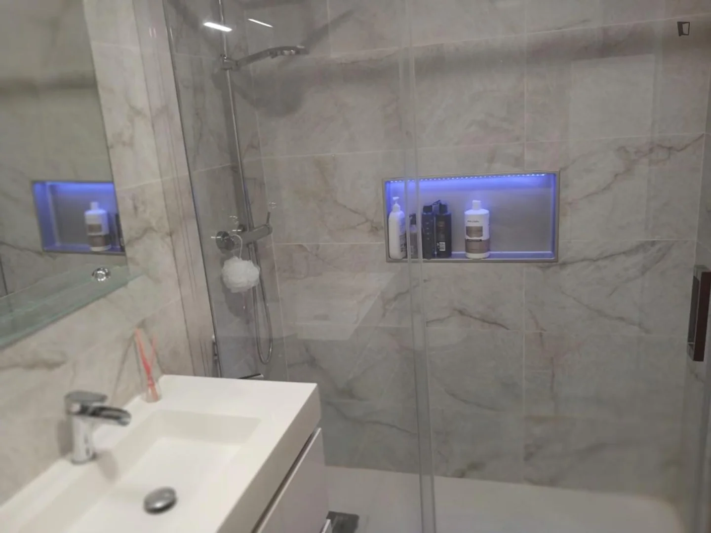 Quarto de estudante económico com localização conveniente em 